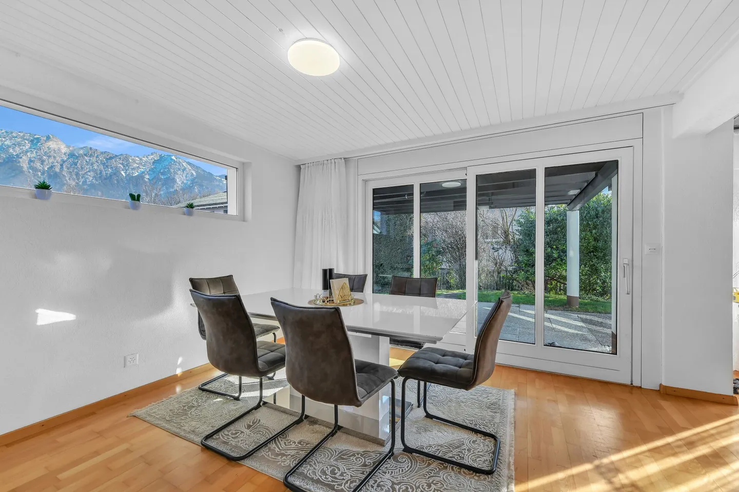 Single-family house with large plot, underground garage & versatile usage options - Photo 4 of 15