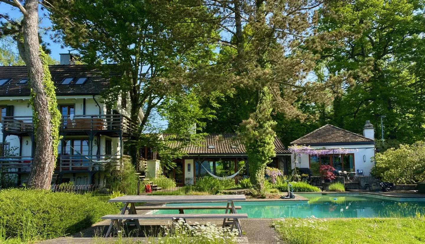 Idyllisches Landhaus mit Aussicht über See und Berge - Foto 1 von 17