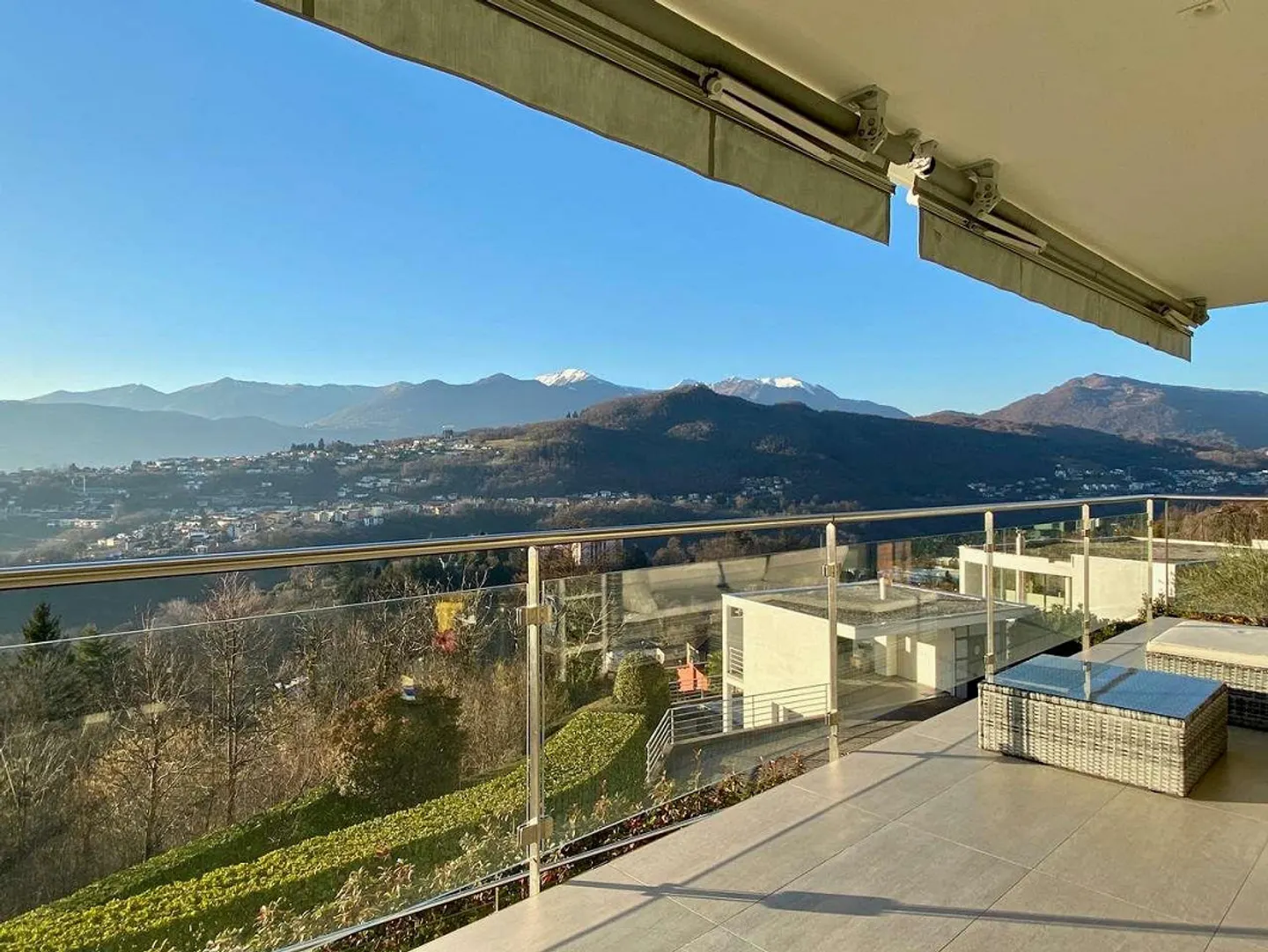 Nous louons un appartement lumineux de 3,5 pièces à Davesco - Photo 1 sur 13