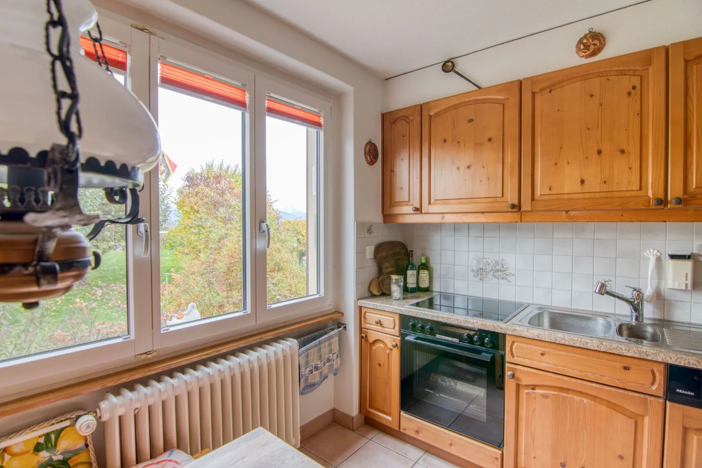 Maison individuelle de 6,5 pièces avec vue panoramique, pavillon de jardin et double garage à Rümligen - Photo 9 sur 32