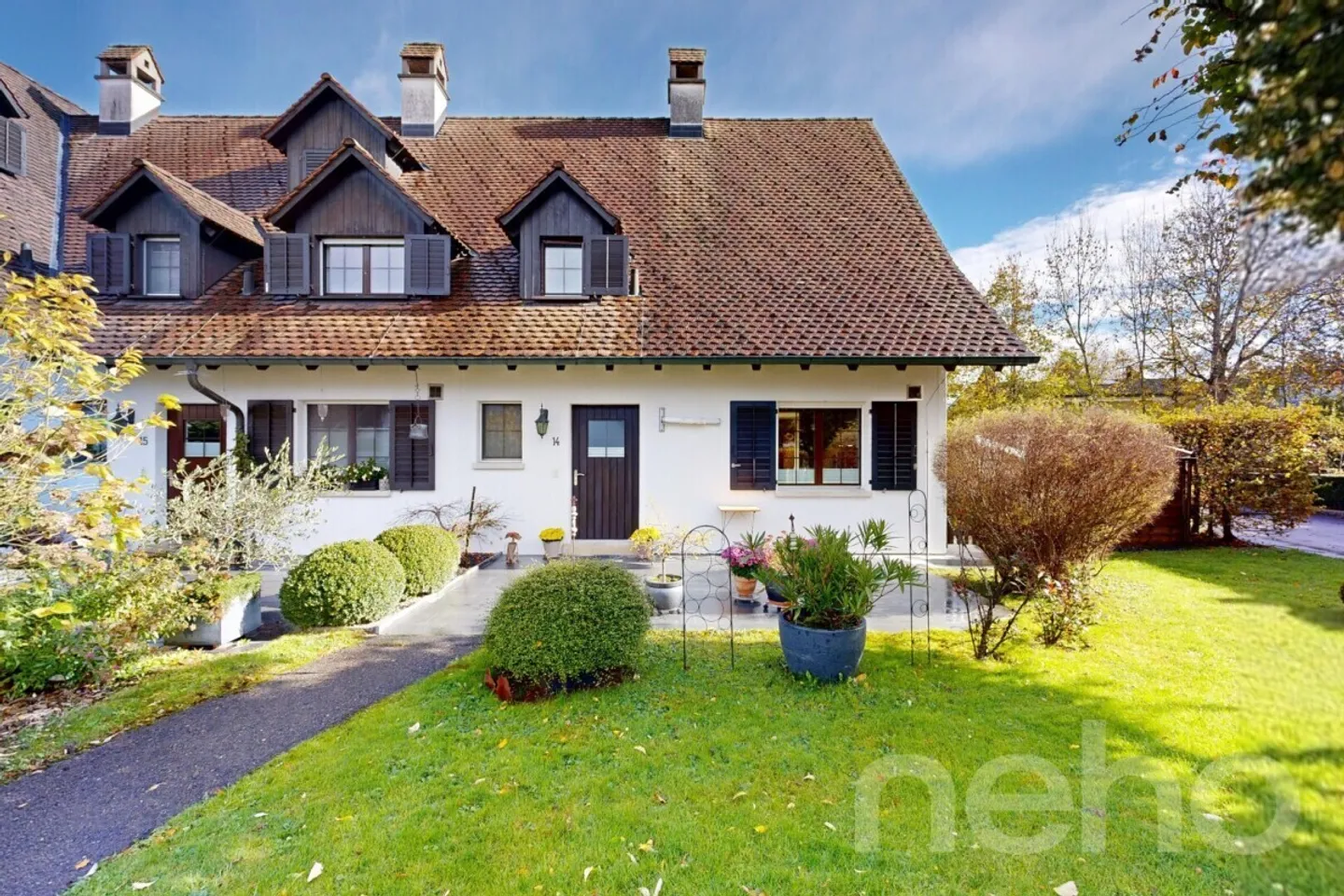 Row corner house in country house style in Neuheim - Photo 2 of 12