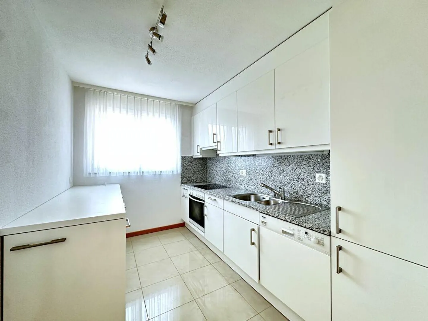 Strategic 3.5-room apartment a stone's throw from the lake - Photo 8 of 12