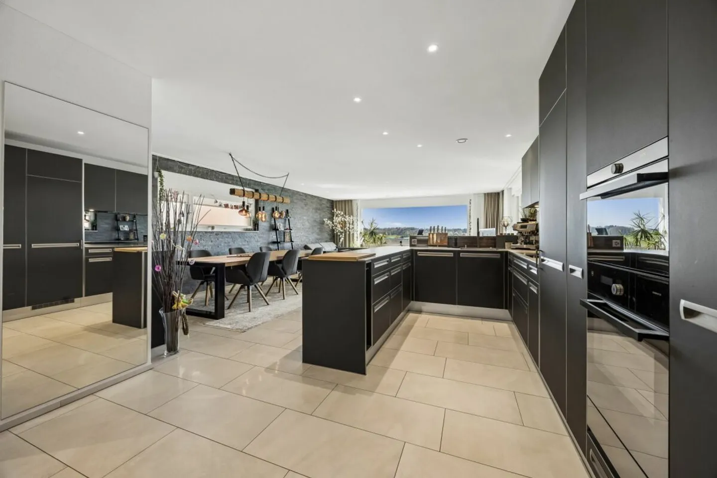 Spacious 5.5-room terrace house with optimal sunlight, panoramic views, glazed outdoor area, and garden seating area - Photo 4 of 14