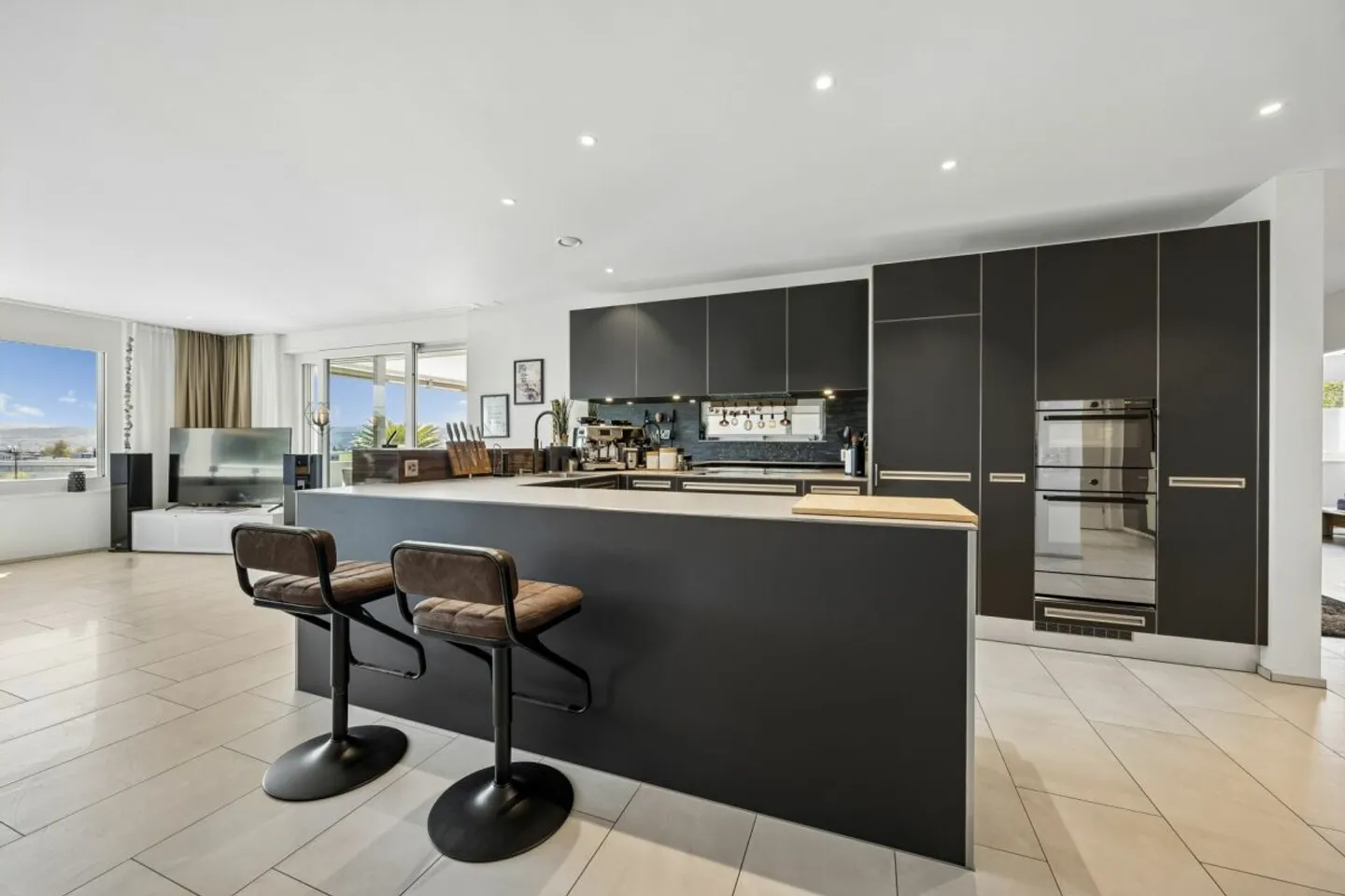 Spacious 5.5-room terrace house with optimal sunlight, panoramic views, glazed outdoor area, and garden seating area - Photo 5 of 14