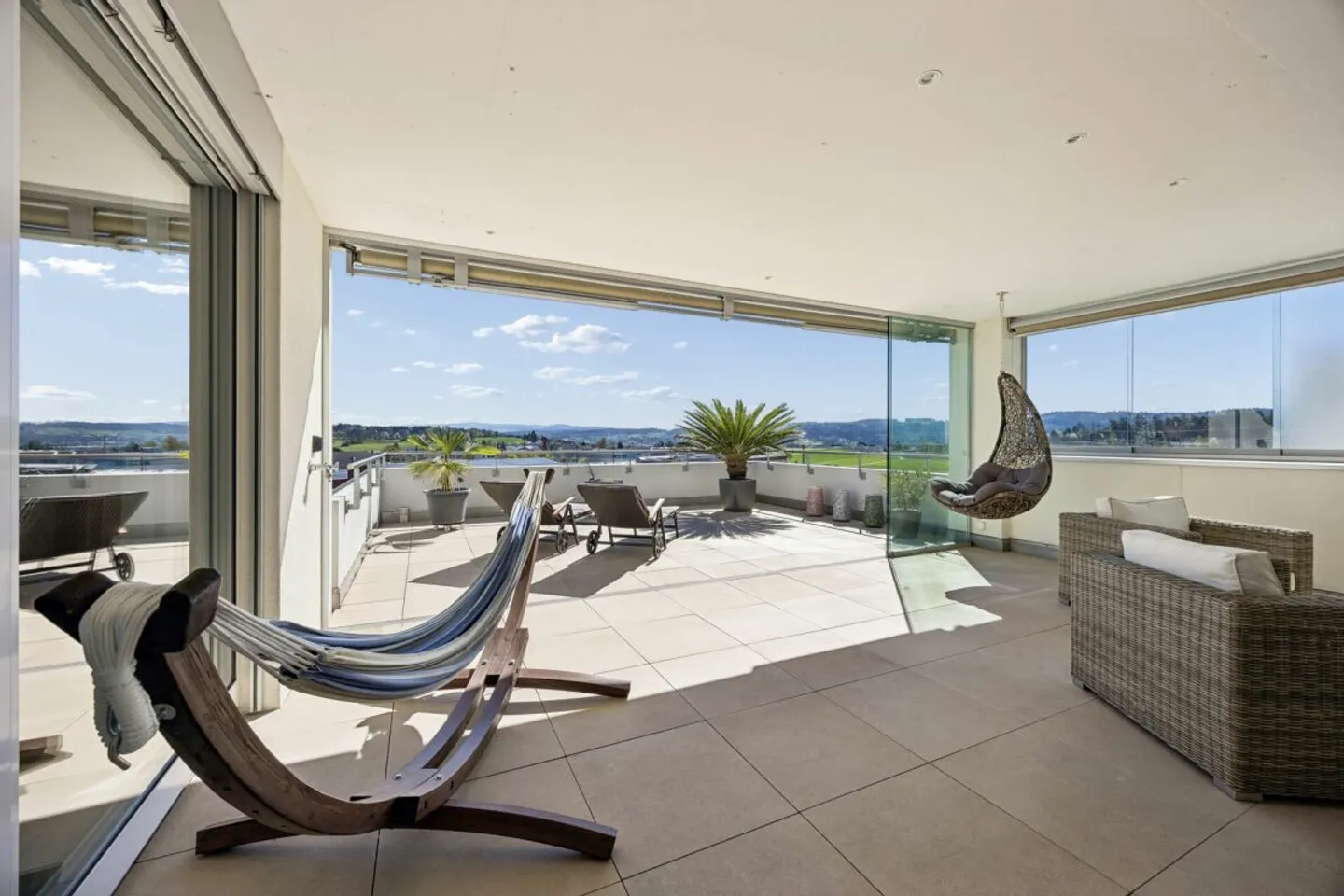 Spacious 5.5-room terrace house with optimal sunlight, panoramic views, glazed outdoor area, and garden seating area - Photo 6 of 14