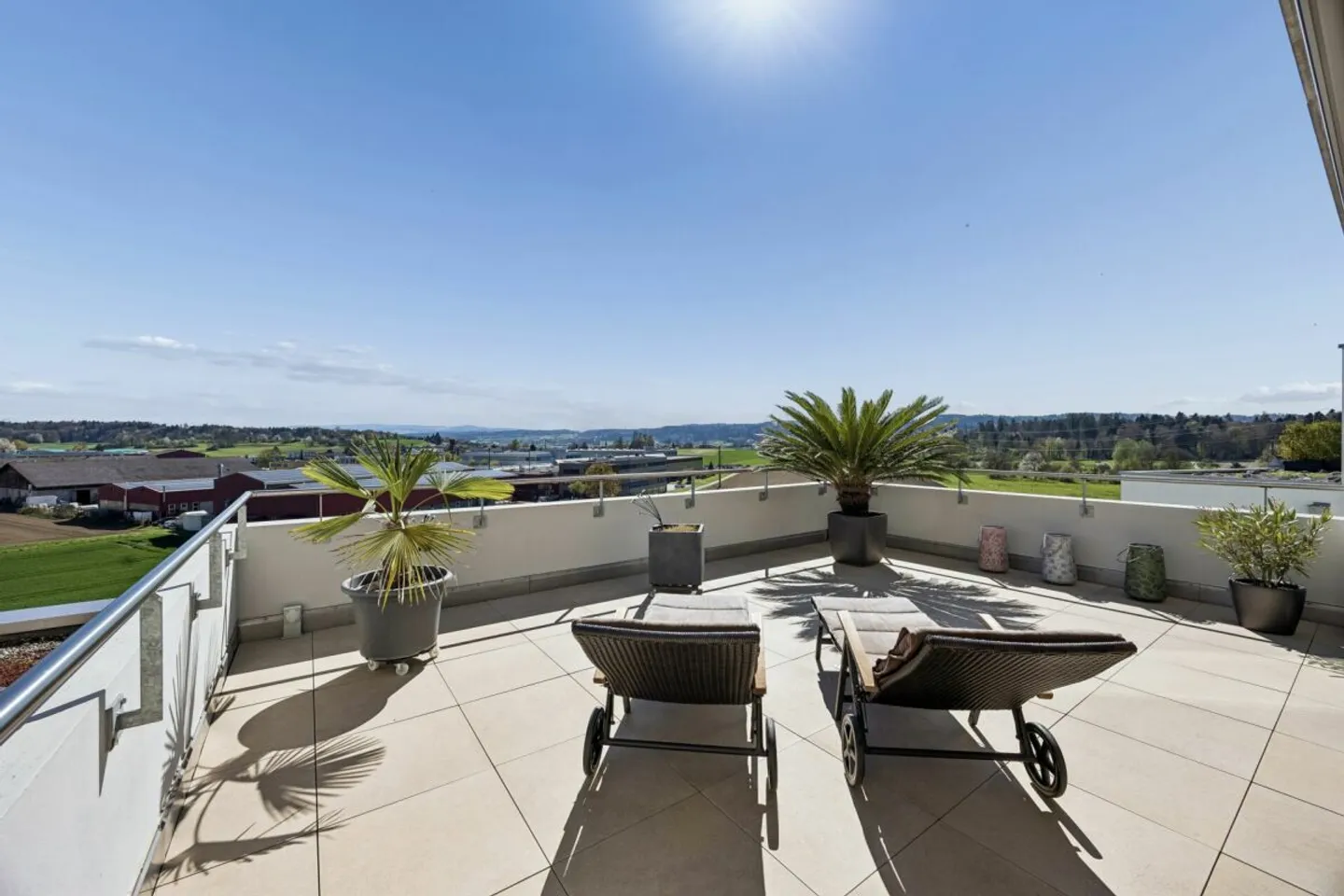 Spacious 5.5-room terrace house with optimal sunlight, panoramic views, glazed outdoor area, and garden seating area - Photo 7 of 14