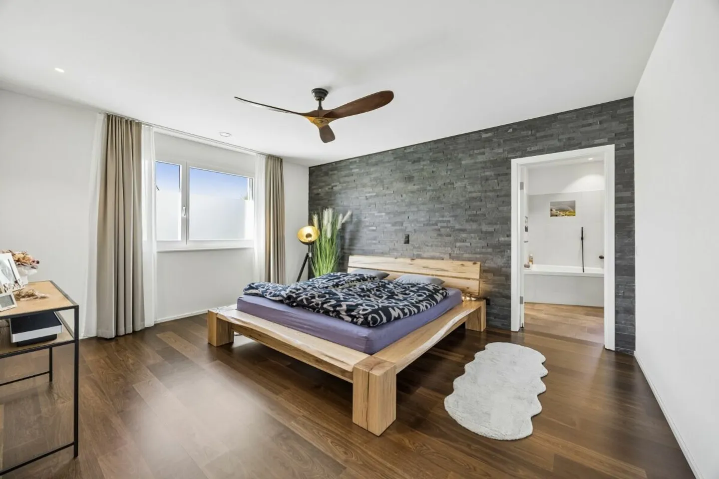 Spacious 5.5-room terrace house with optimal sunlight, panoramic views, glazed outdoor area, and garden seating area - Photo 8 of 14