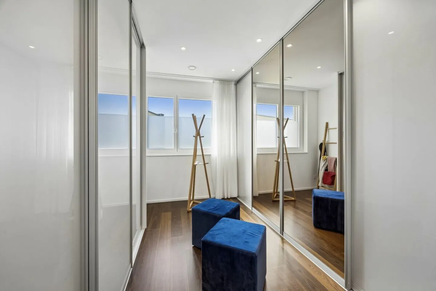 Spacious 5.5-room terrace house with optimal sunlight, panoramic views, glazed outdoor area, and garden seating area - Photo 9 of 14