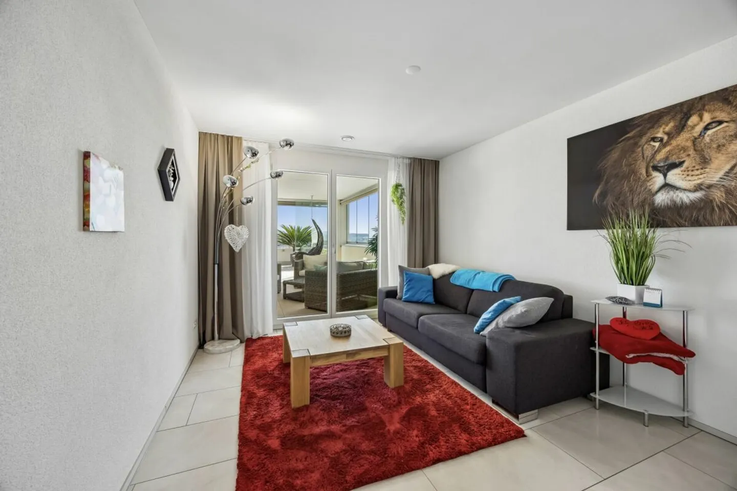 Spacious 5.5-room terrace house with optimal sunlight, panoramic views, glazed outdoor area, and garden seating area - Photo 10 of 14