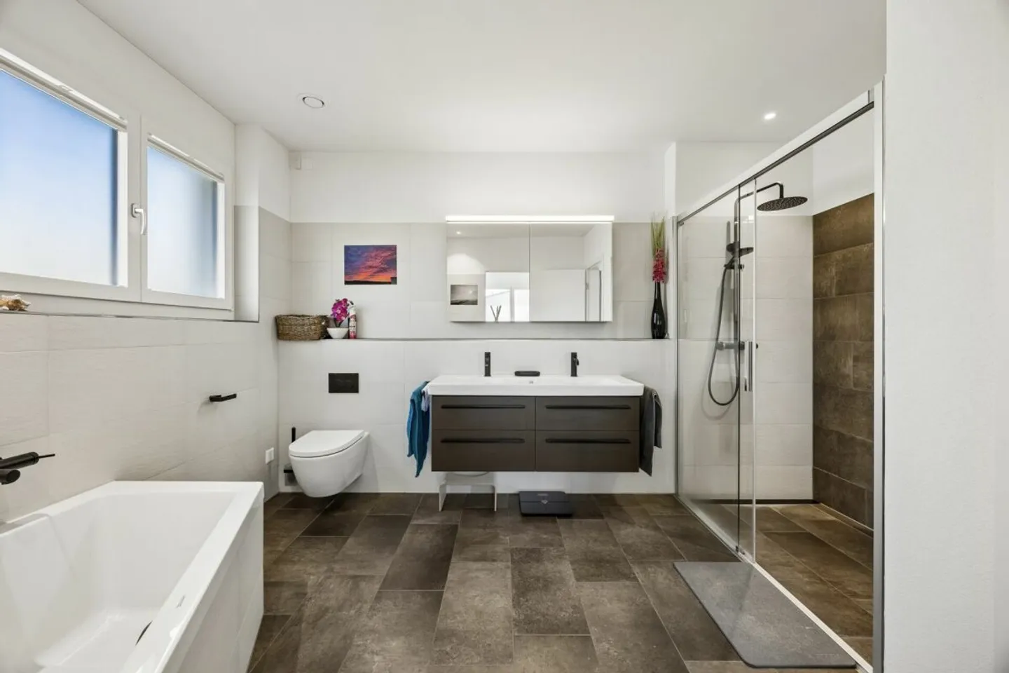 Spacious 5.5-room terrace house with optimal sunlight, panoramic views, glazed outdoor area, and garden seating area - Photo 11 of 14