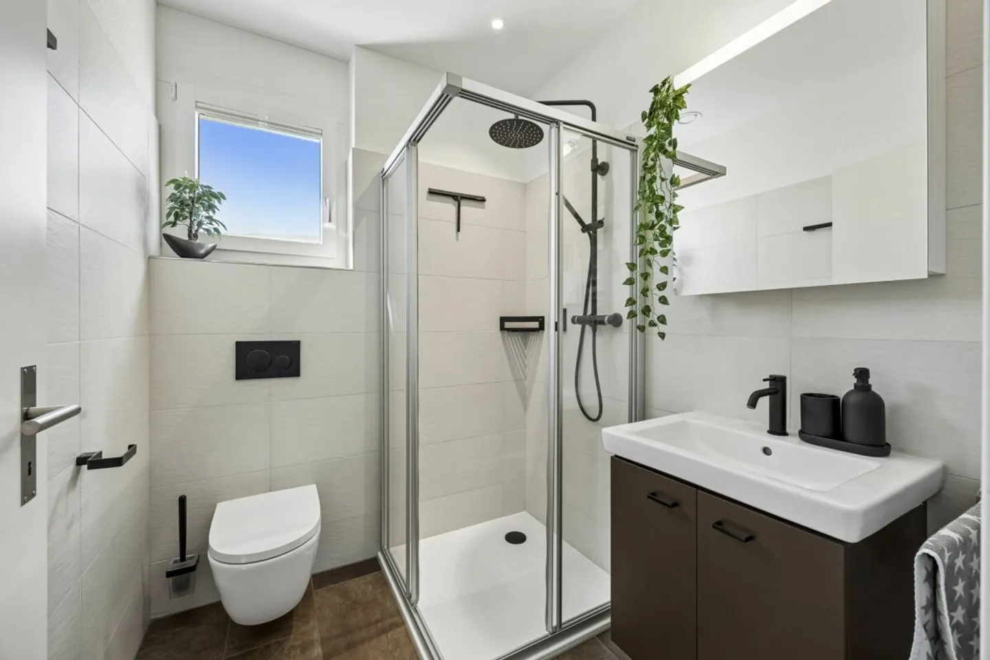 Spacious 5.5-room terrace house with optimal sunlight, panoramic views, glazed outdoor area, and garden seating area - Photo 12 of 14