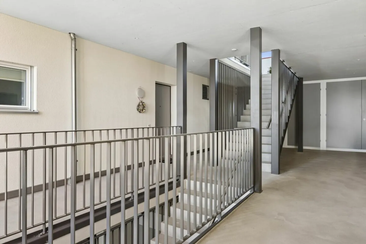 Spacious 5.5-room terrace house with optimal sunlight, panoramic views, glazed outdoor area, and garden seating area - Photo 13 of 14