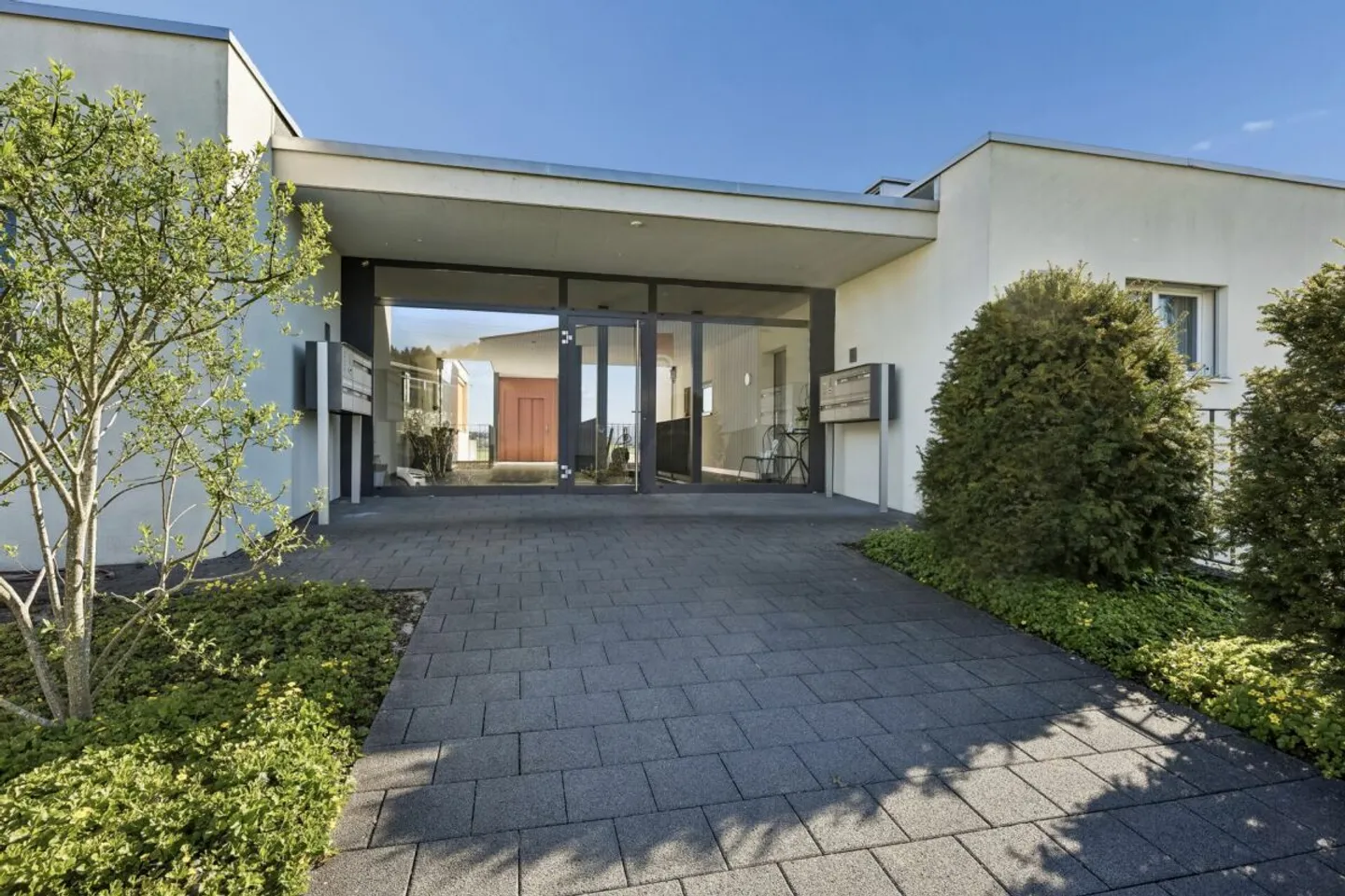 Spacious 5.5-room terrace house with optimal sunlight, panoramic views, glazed outdoor area, and garden seating area - Photo 14 of 14