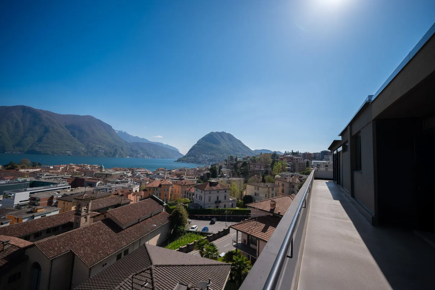 Splendido attico con vista lago - Foto 1 di 10