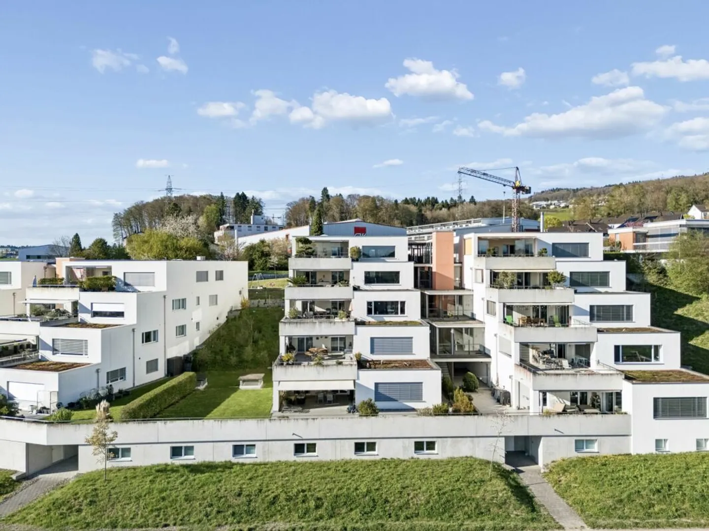 Spacious 5.5-room terrace house with optimal sunlight, panoramic views, glazed outdoor area, and garden seating area - Photo 2 of 14