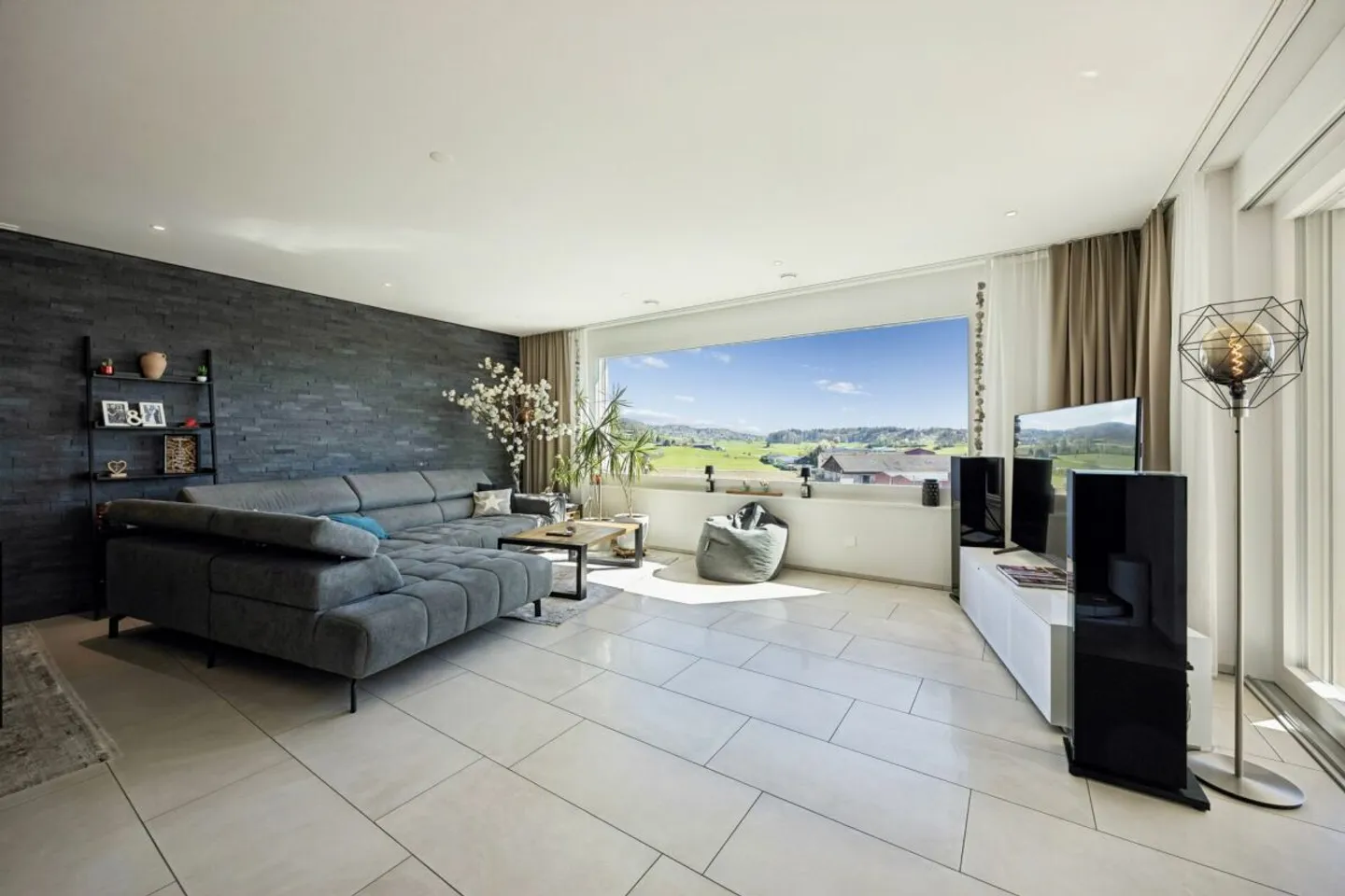 Spacious 5.5-room terrace house with optimal sunlight, panoramic views, glazed outdoor area, and garden seating area - Photo 3 of 14