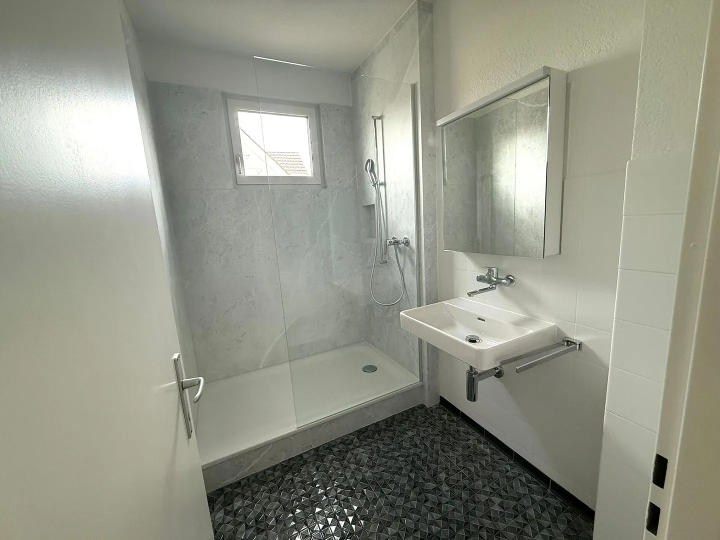Erstvermietung nach Renovation - Foto 8 von 9
