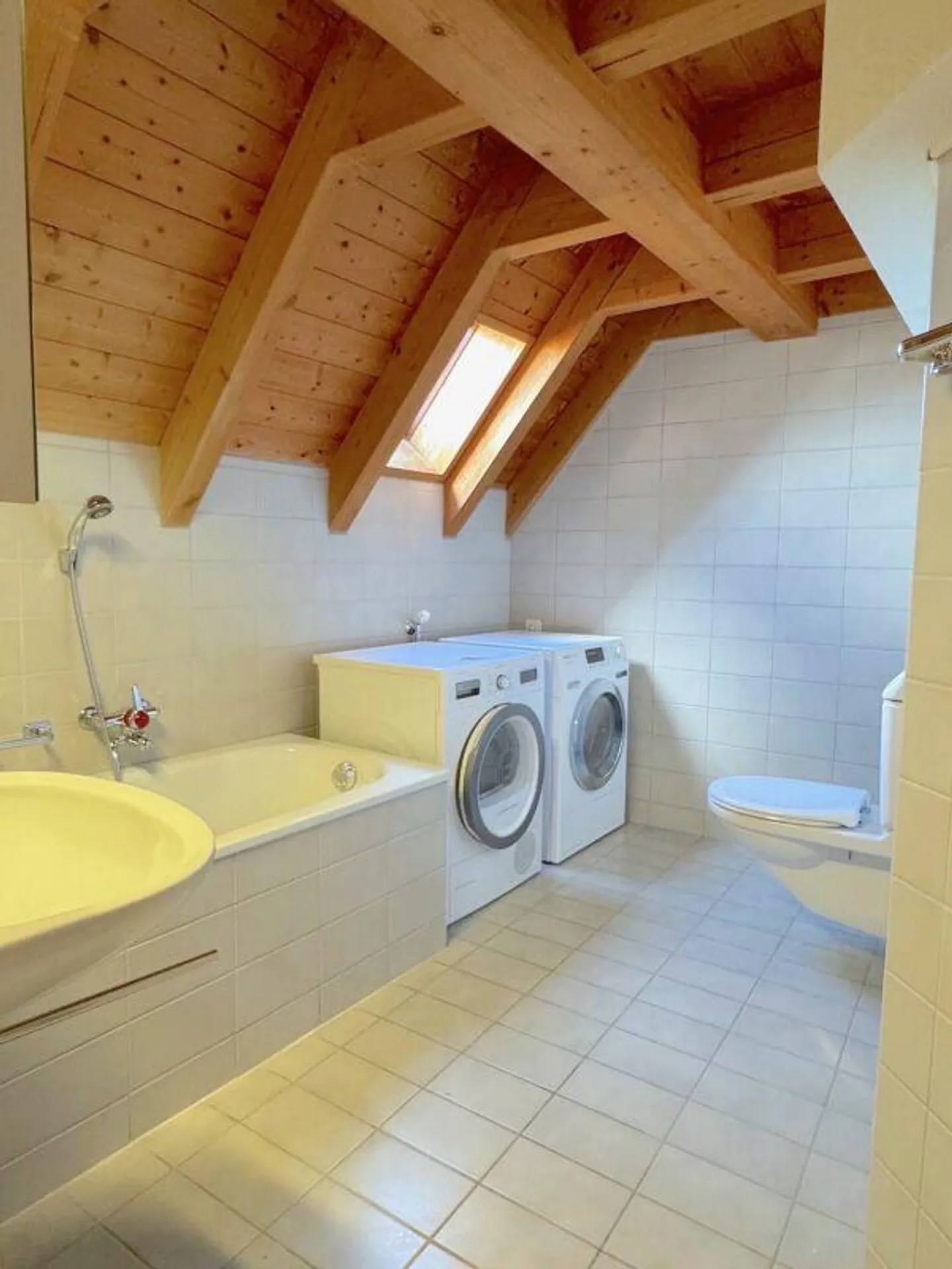 Maisonette penthouse in a 6-party house in the village center - Photo 7 of 12