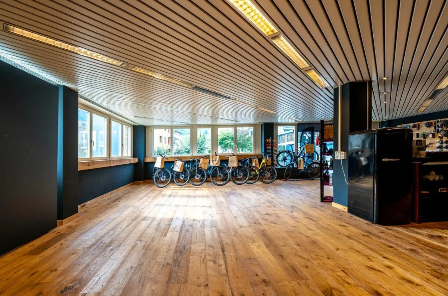 Spazi commerciali al piano terra con possibilità di subentro delle ristrutturazioni (negozio di biciclette) - Foto 6 di 10