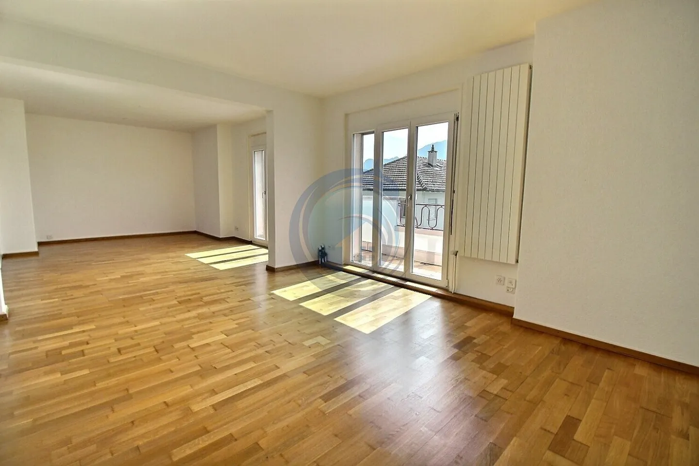 Apartment with 3.5 rooms, balcony and lake view - Photo 2 of 13