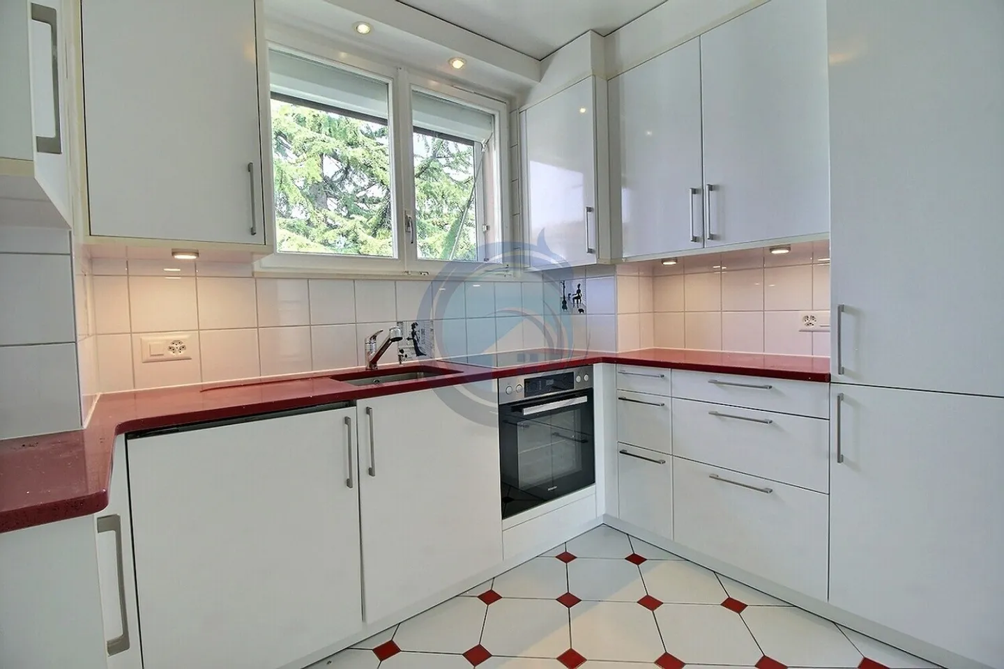 Apartment with 3.5 rooms, balcony and lake view - Photo 4 of 13