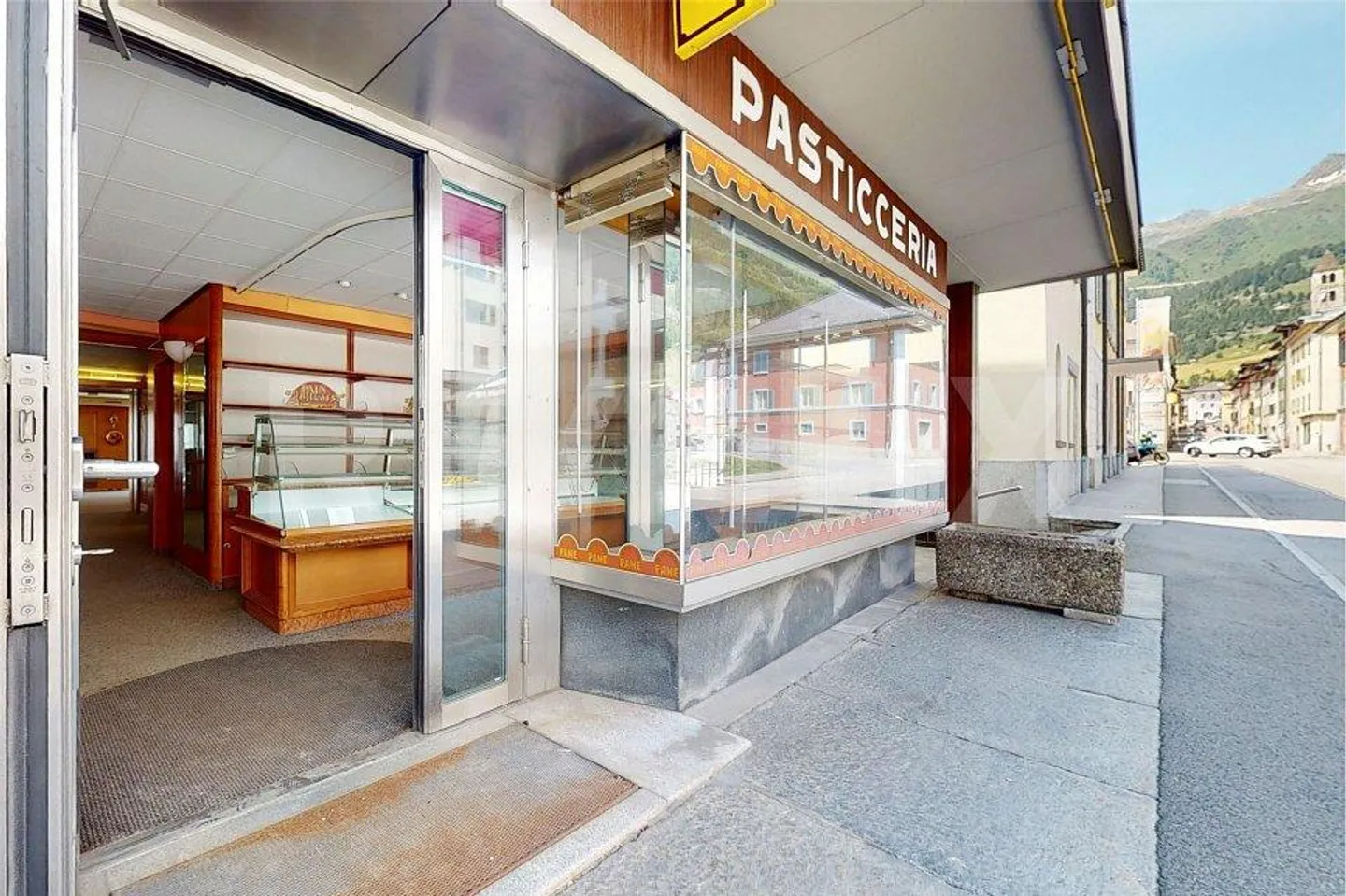 Pastry shop, laboratory and 4 apartments - Photo 3 of 13