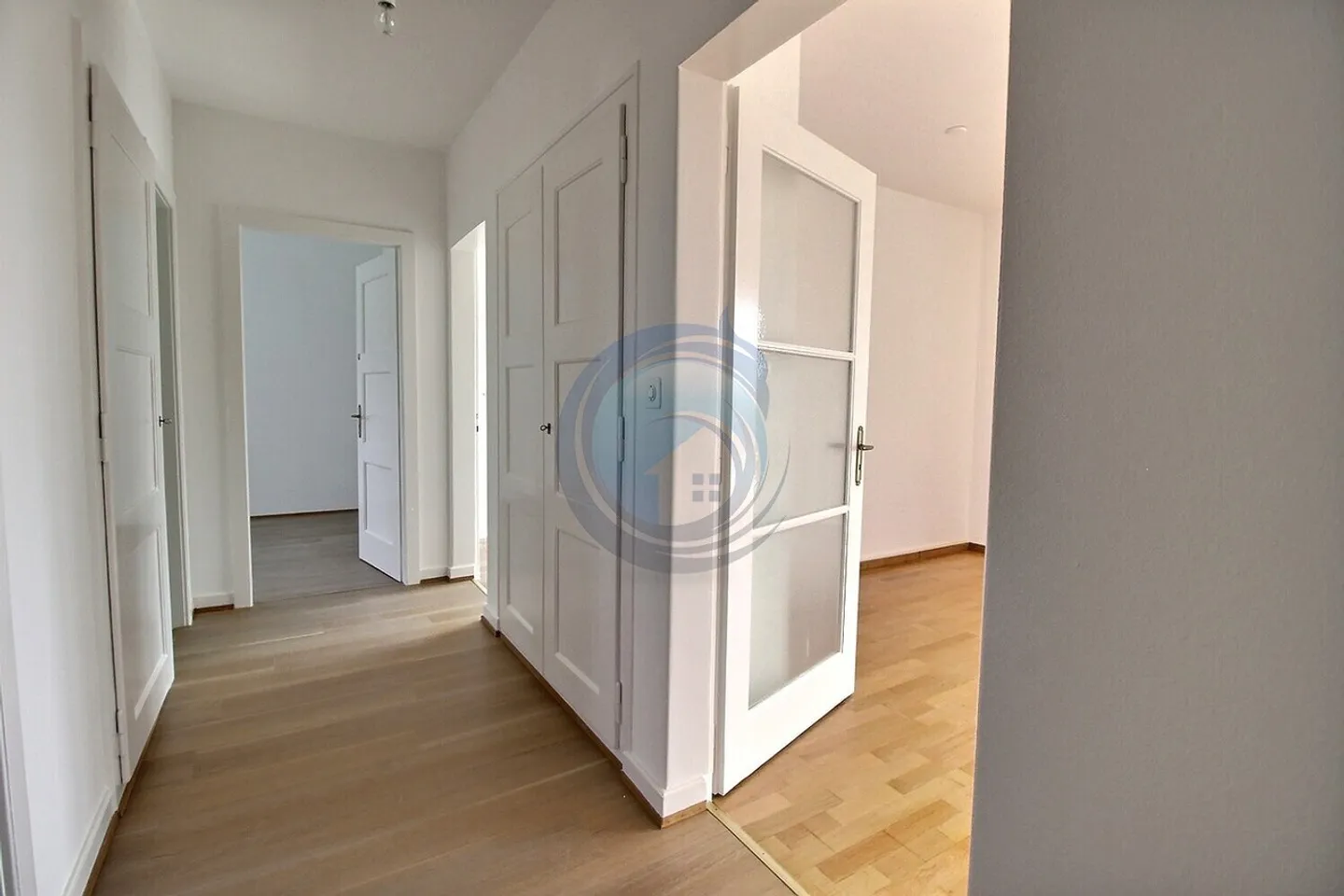 Apartment with 3.5 rooms, balcony and lake view - Photo 5 of 13