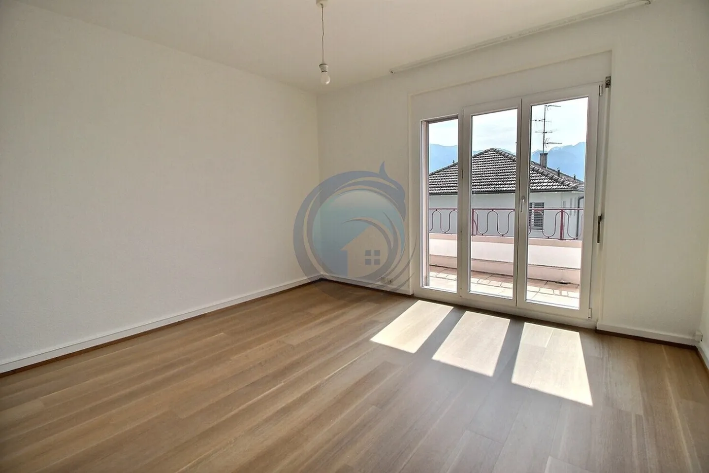 Apartment with 3.5 rooms, balcony and lake view - Photo 6 of 13