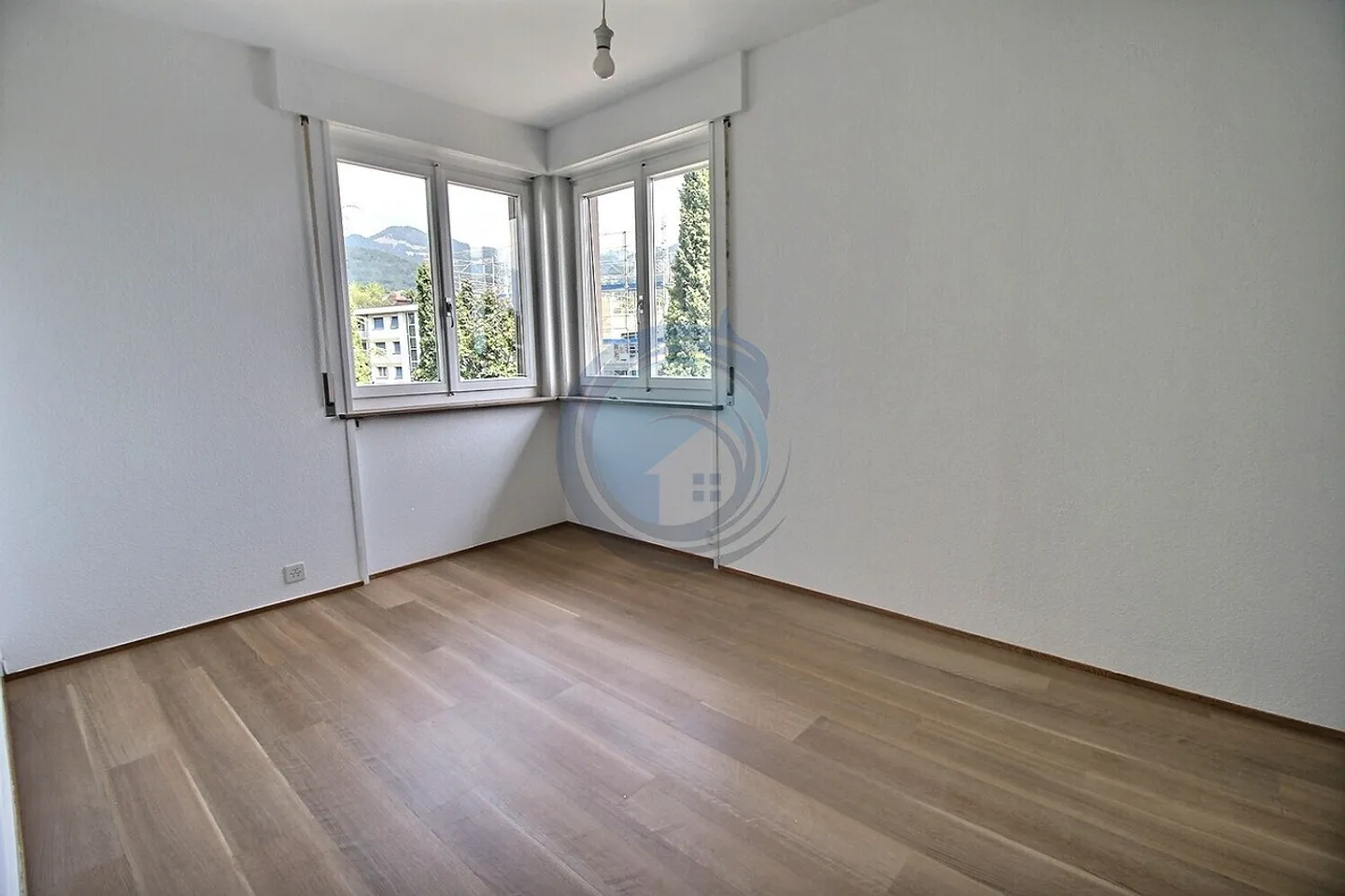 Apartment with 3.5 rooms, balcony and lake view - Photo 7 of 13