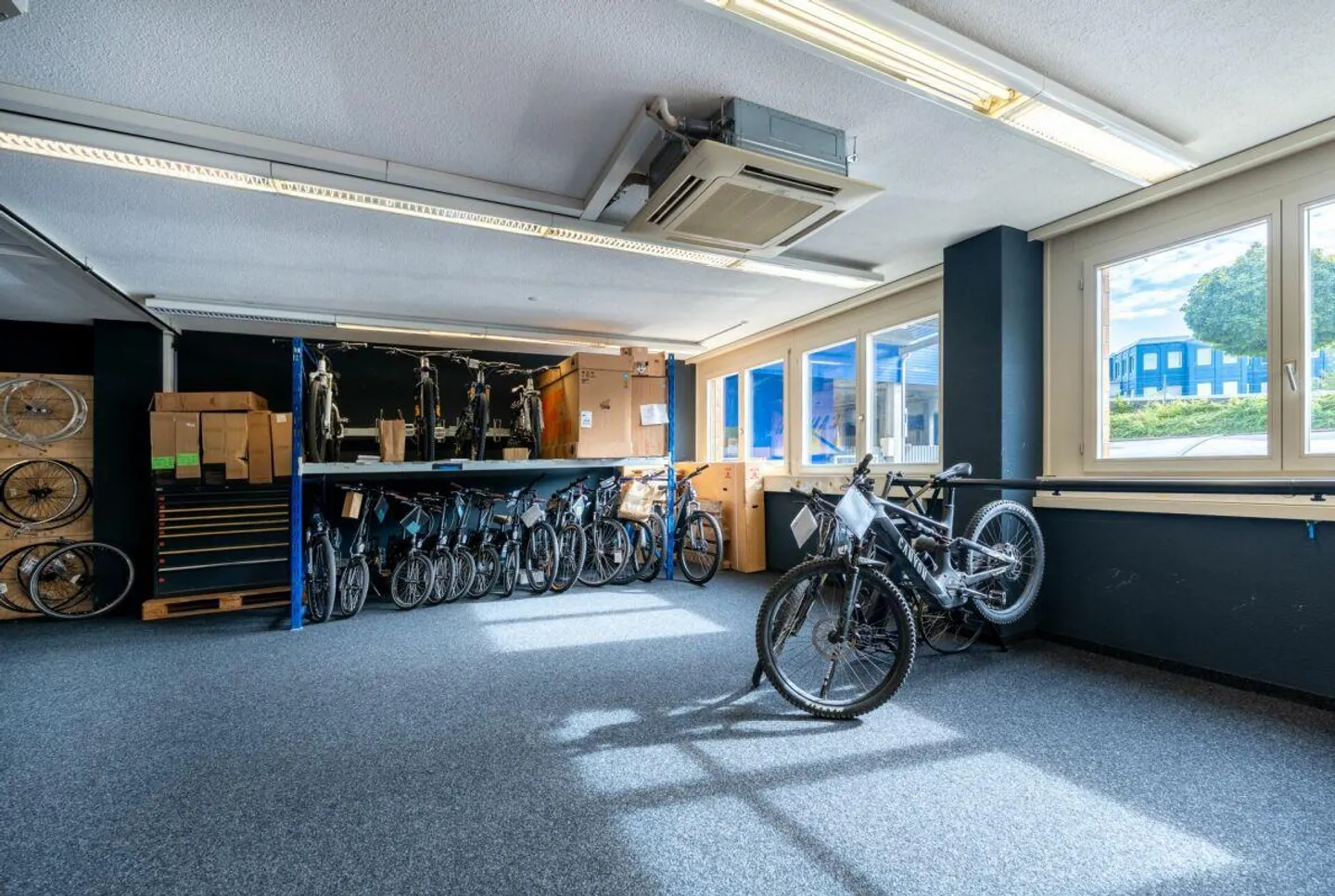 Spazi commerciali al piano terra con possibilità di subentro delle ristrutturazioni (negozio di biciclette) - Foto 9 di 10