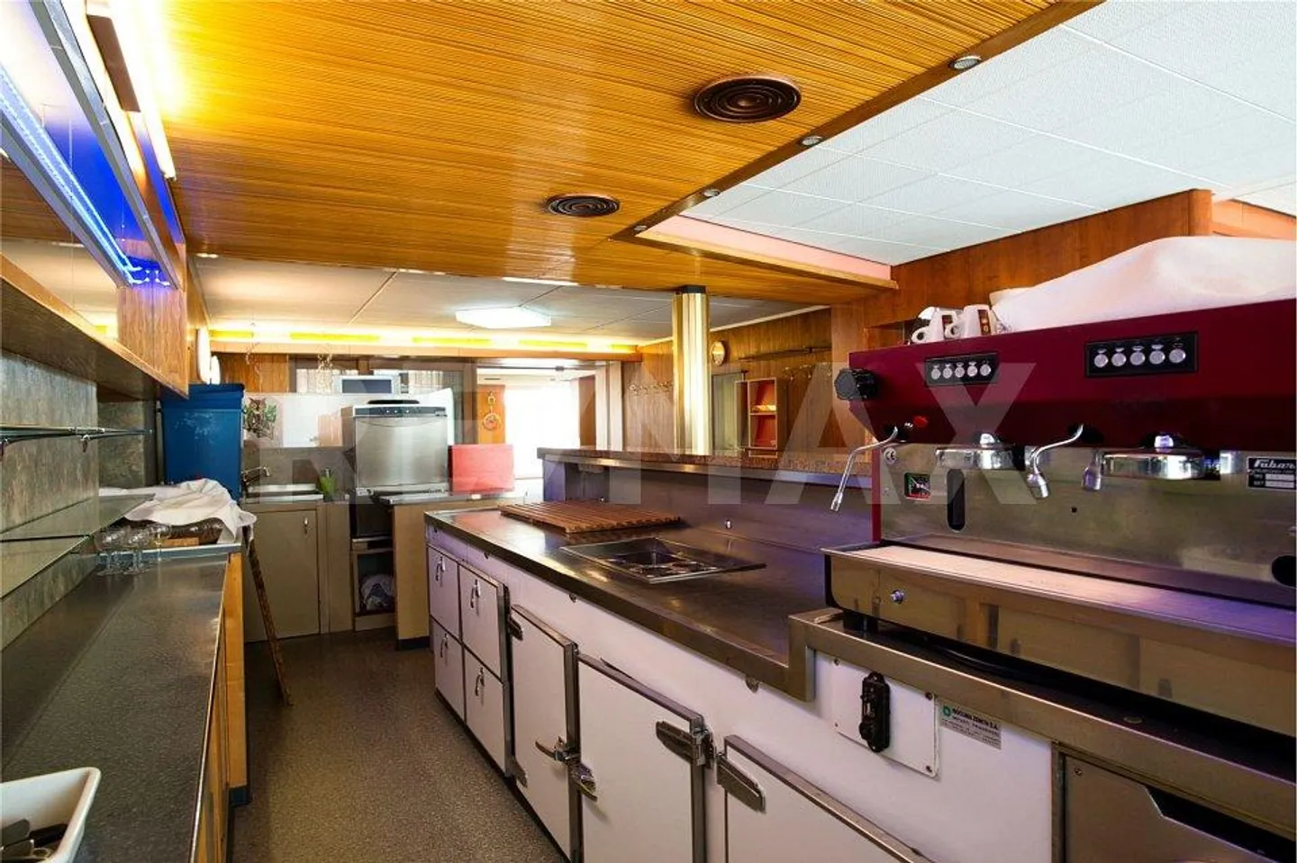 Pastry shop, laboratory and 4 apartments - Photo 10 of 13