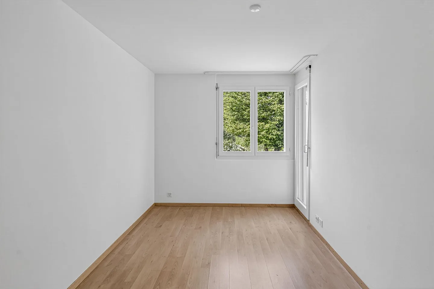 Casa unifamiliare di 7,5 stanze con giardino in posizione tranquilla - Foto 9 di 13