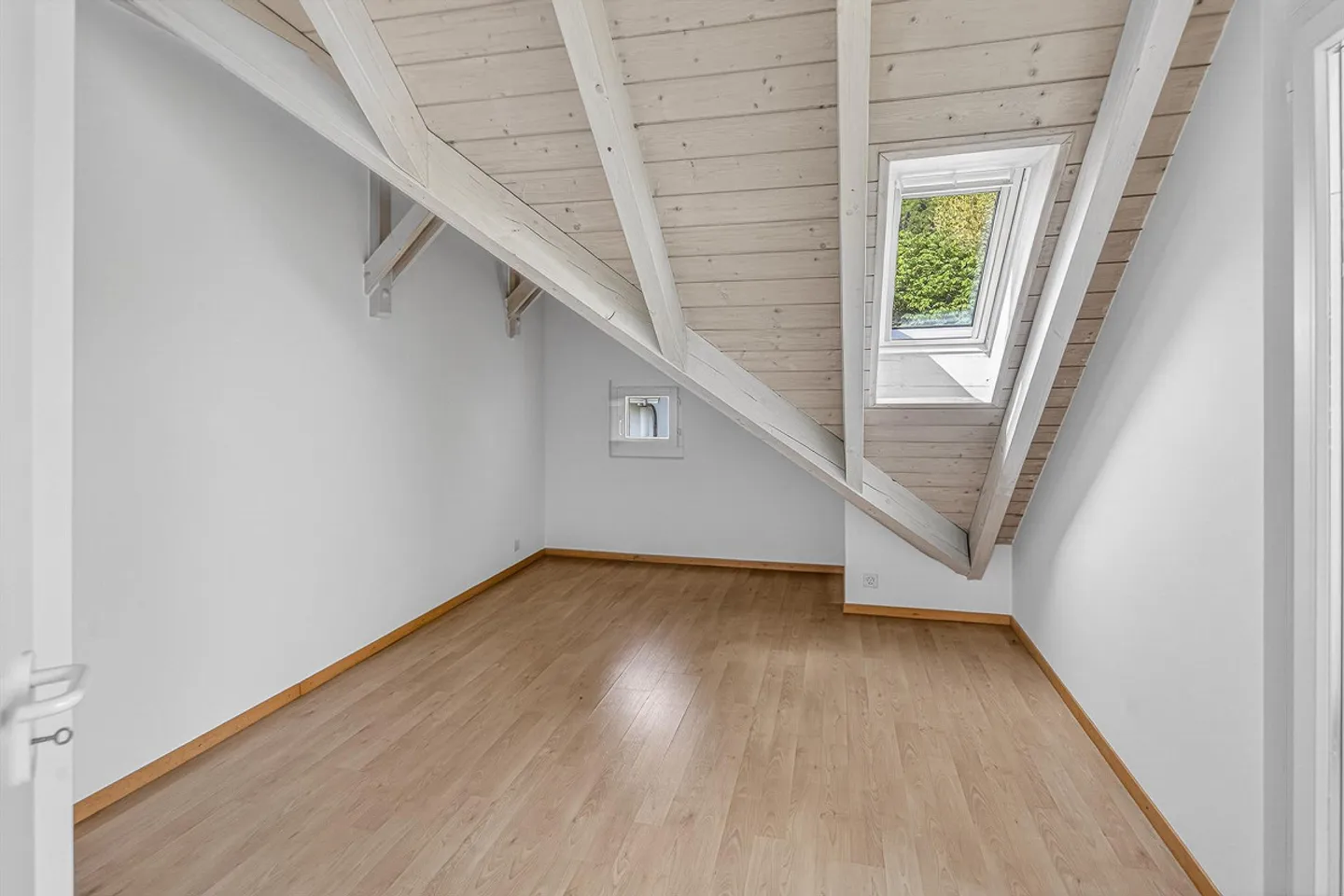 Casa unifamiliare di 7,5 stanze con giardino in posizione tranquilla - Foto 5 di 13