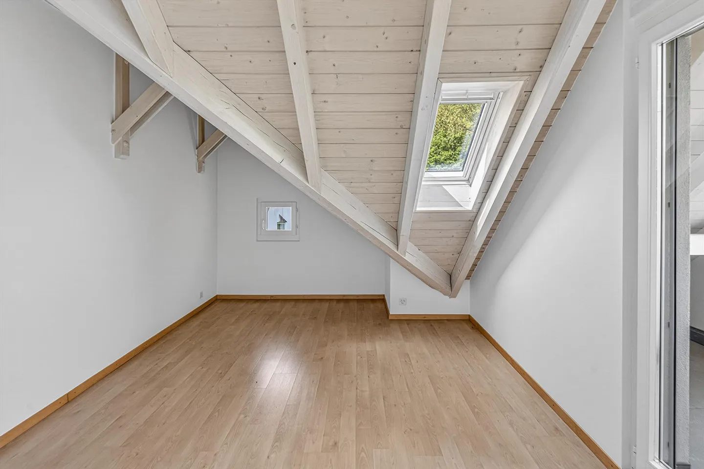 Casa unifamiliare di 7,5 stanze con giardino in posizione tranquilla - Foto 6 di 13