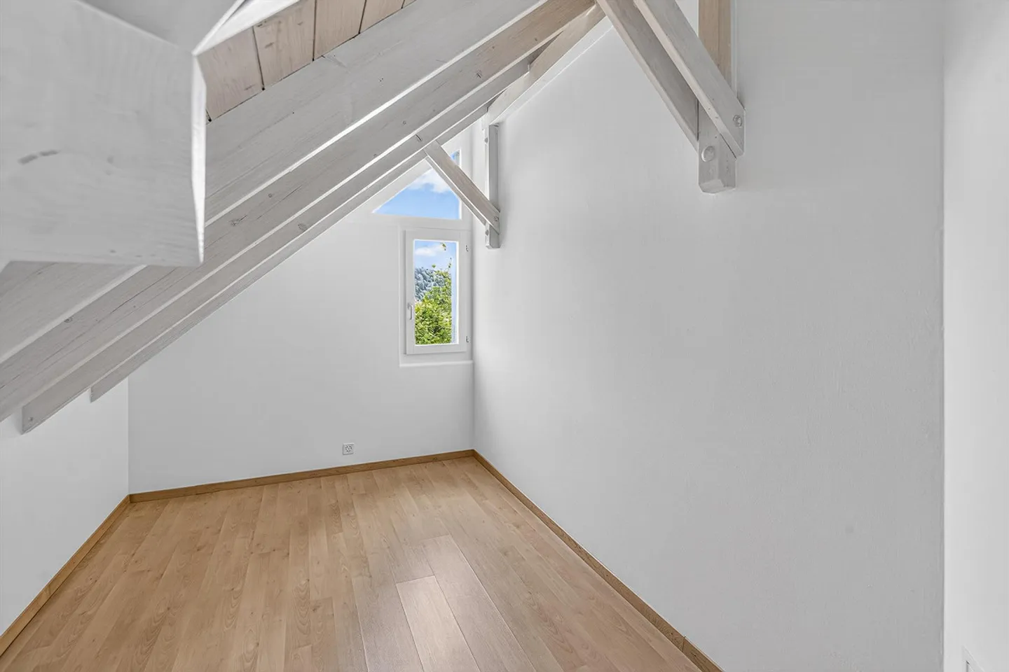 Casa unifamiliare di 7,5 stanze con giardino in posizione tranquilla - Foto 7 di 13