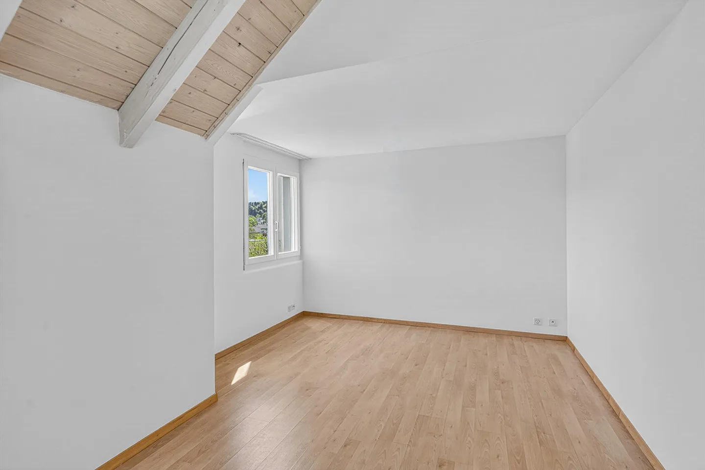 Casa unifamiliare di 7,5 stanze con giardino in posizione tranquilla - Foto 8 di 13