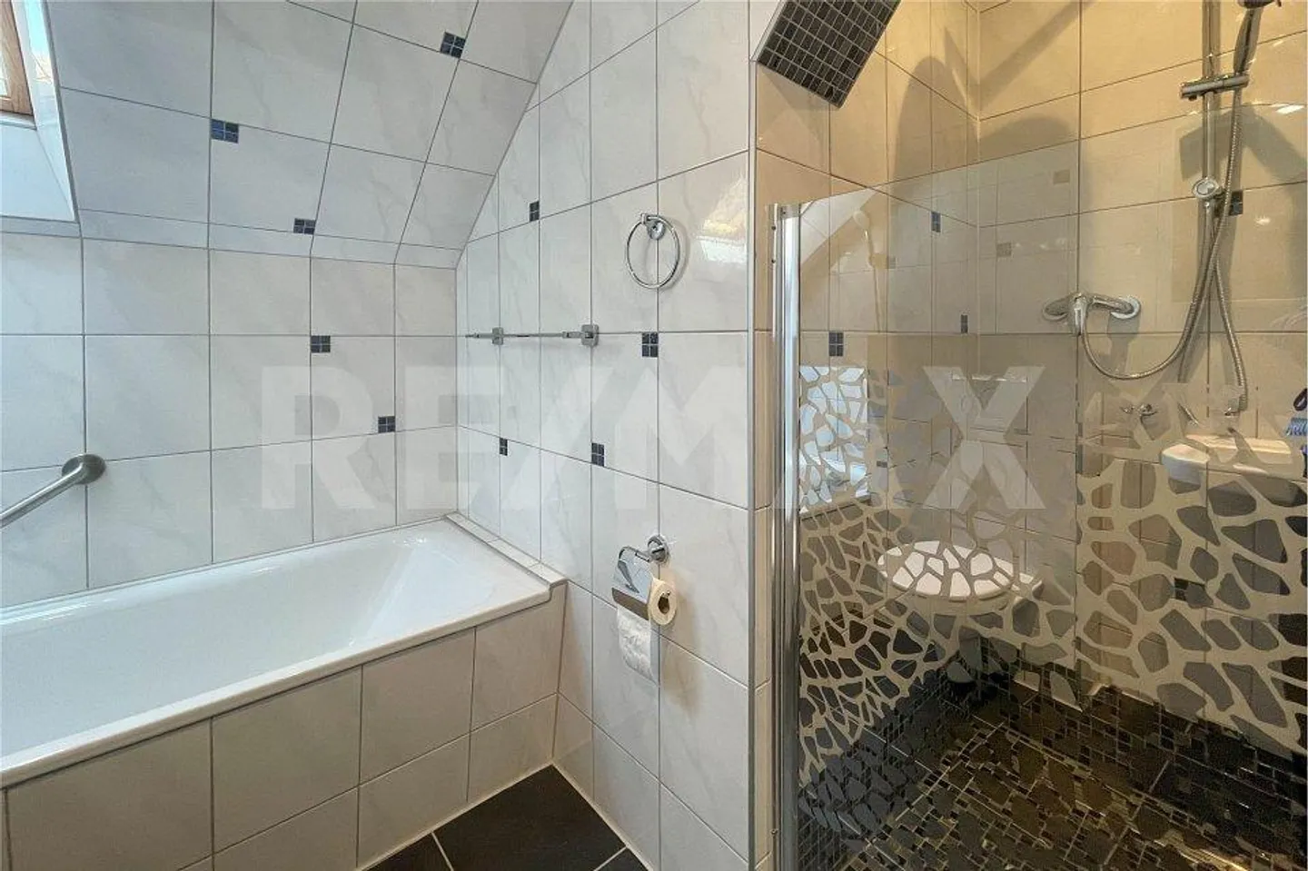 Anlageobjekt: Mehrfamilienhaus mit 6 Wohnungen - Foto 3 von 11