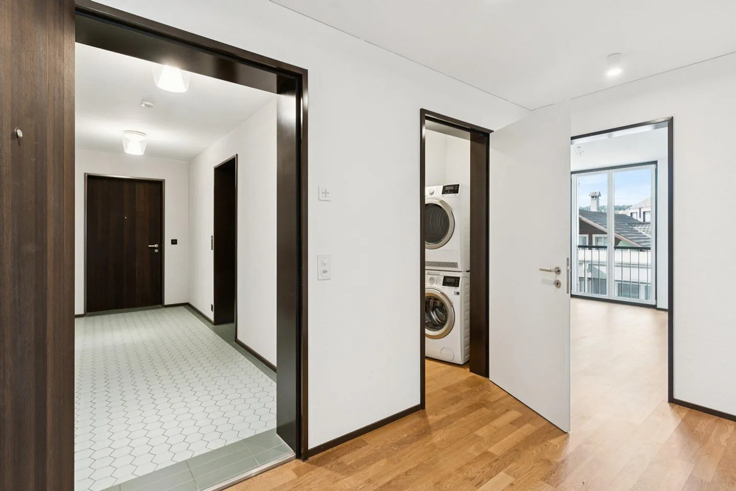 Modern Apartment with Green View - Photo 4 of 10