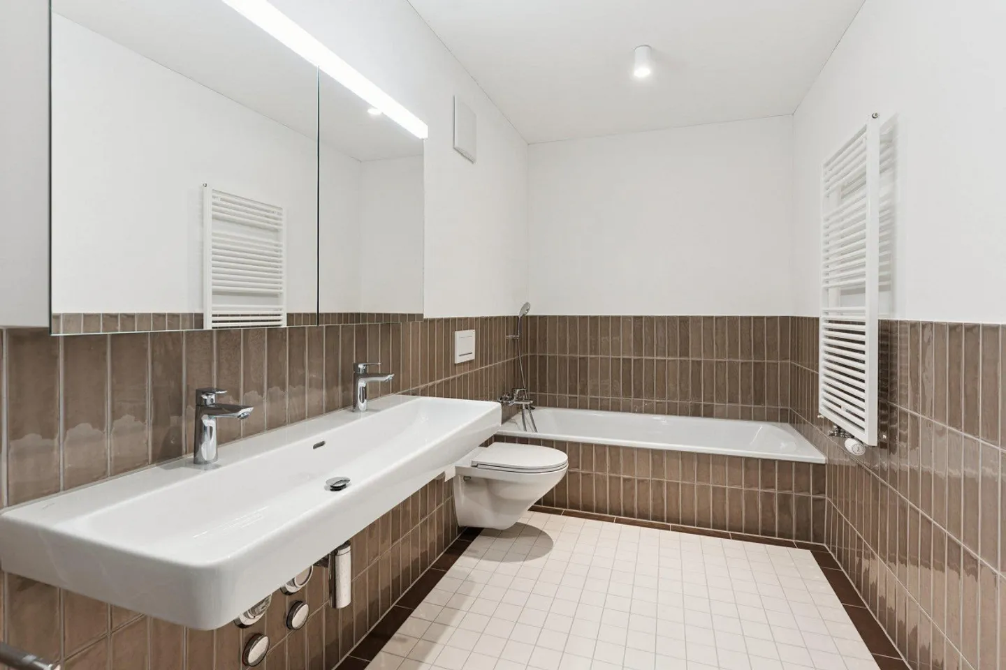 Modern Apartment with Green View - Photo 7 of 10