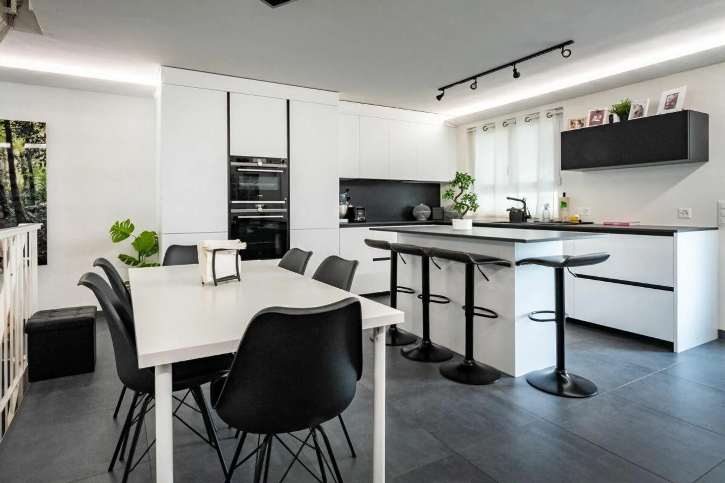 Renovated Family Villa - Photo 2 of 12