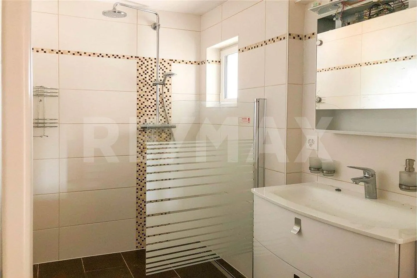 Anlageobjekt: Mehrfamilienhaus mit 6 Wohnungen - Foto 7 von 11