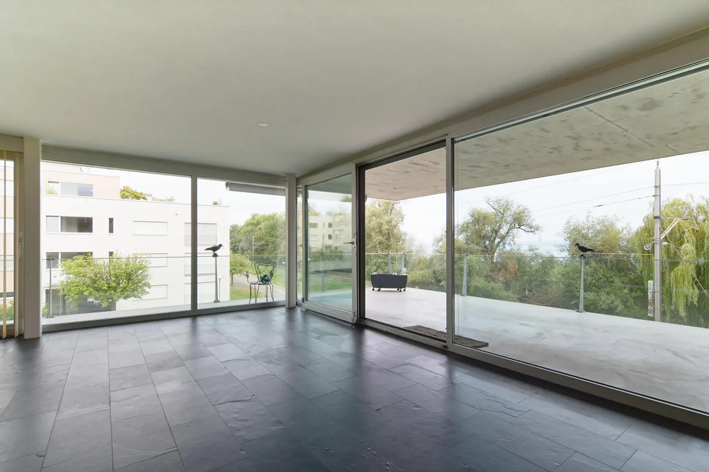 Appartement spacieux de 3,5 pièces avec vue sur le lac et ascenseur au 1er étage - Photo 2 sur 20