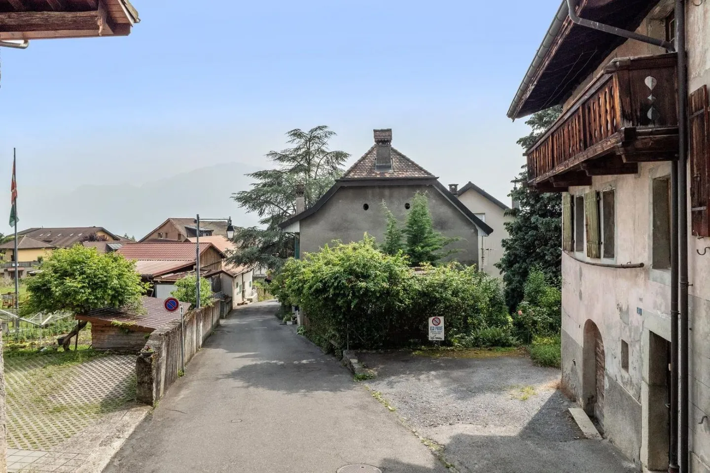 Casa nel villaggio da ristrutturare con progetto per due appartamenti e studio - Foto 2 di 13