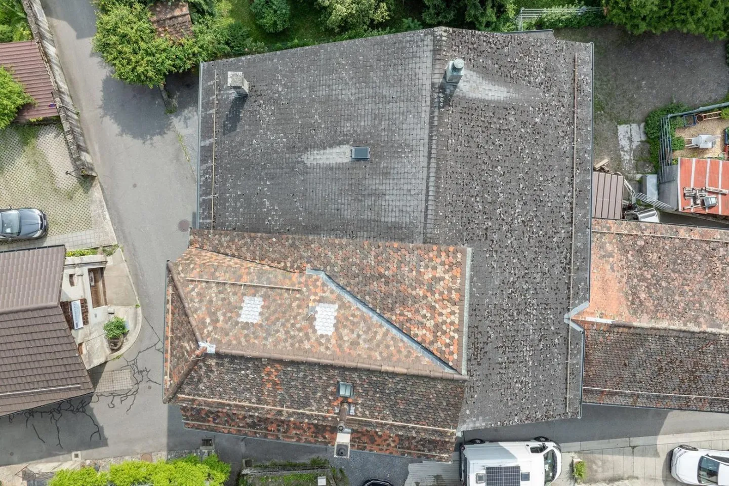 Casa nel villaggio da ristrutturare con progetto per due appartamenti e studio - Foto 3 di 13