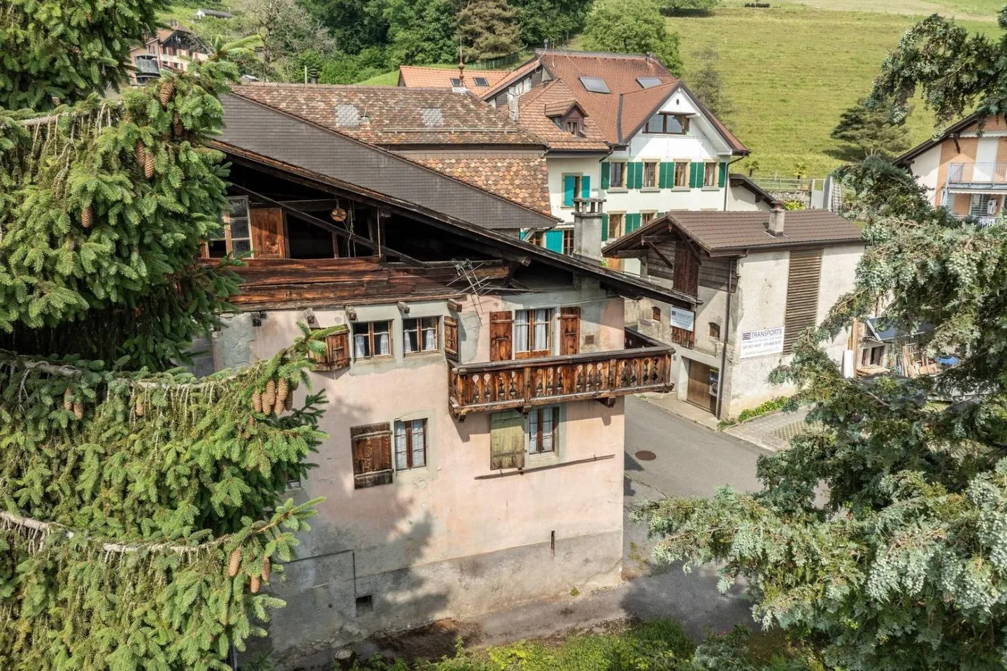 Casa nel villaggio da ristrutturare con progetto per due appartamenti e studio - Foto 4 di 13