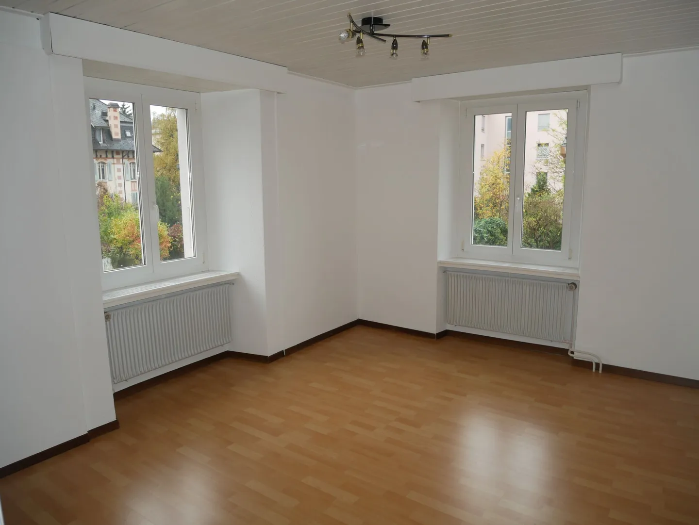 Ruhiges Viertel und kleine Mietwohnung, 3,5-Zimmer-Wohnung im oberen Erdgeschoss - Foto 3 von 3