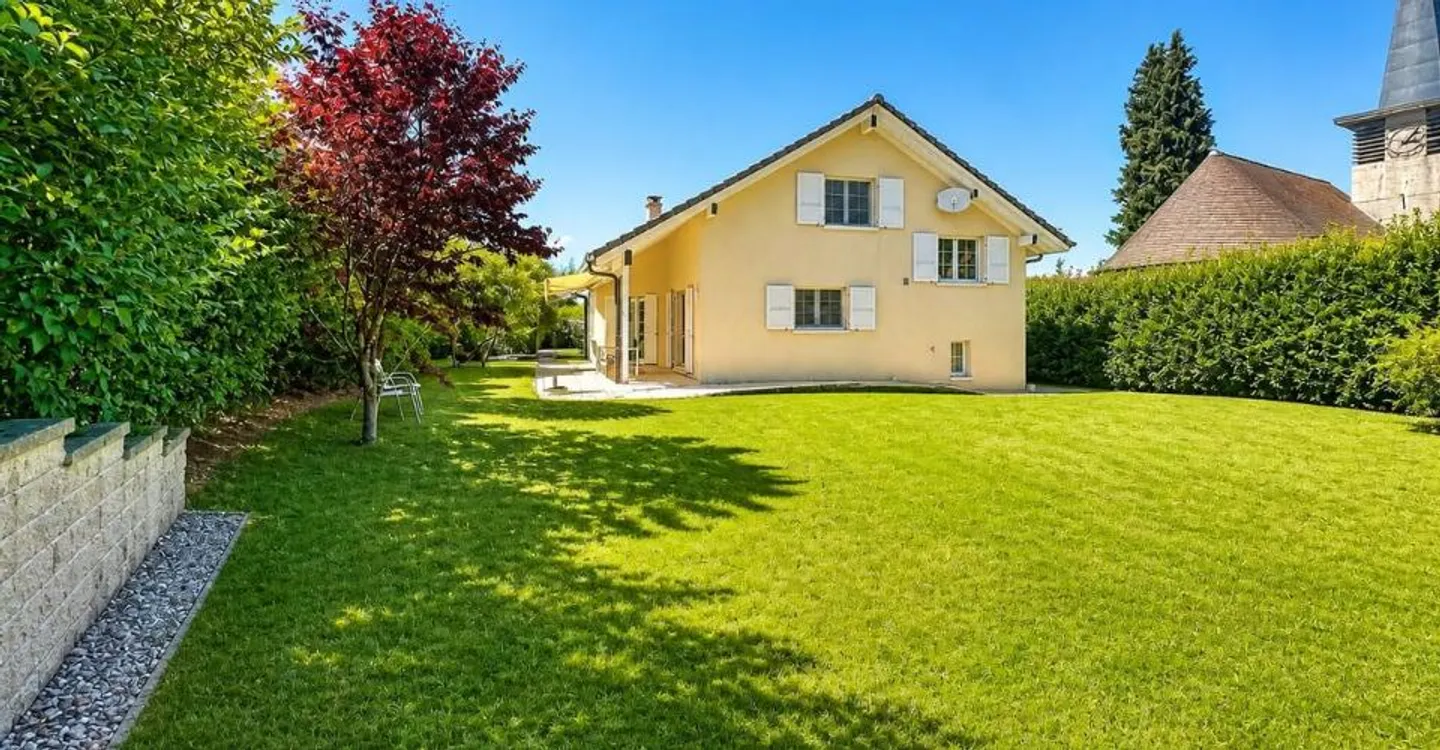 Geräumiges Familienhaus, großer grüner Garten und Garagen für 4 Autos + 2 Parkplätze - Foto 1 von 12