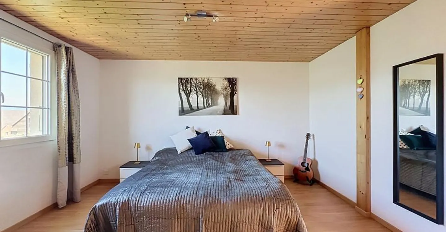 Geräumiges Familienhaus, großer grüner Garten und Garagen für 4 Autos + 2 Parkplätze - Foto 7 von 12