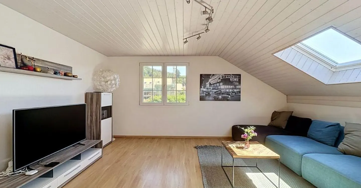 Geräumiges Familienhaus, großer grüner Garten und Garagen für 4 Autos + 2 Parkplätze - Foto 8 von 12
