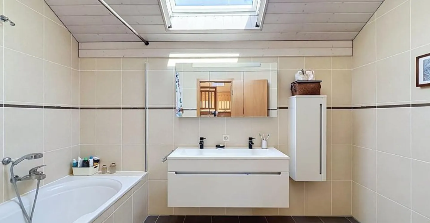 Geräumiges Familienhaus, großer grüner Garten und Garagen für 4 Autos + 2 Parkplätze - Foto 9 von 12